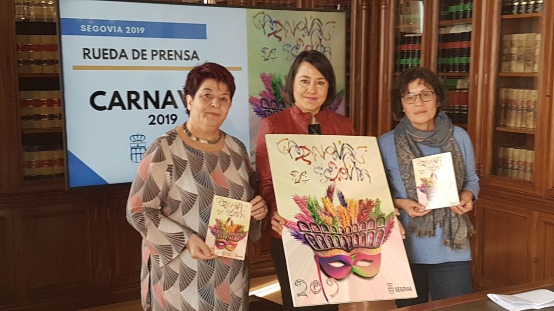 La diseñadora del cartel del carnaval, junto a la alcaldesa de Segovia Clara Luquero y la concejala de cultura Marifé Santiago