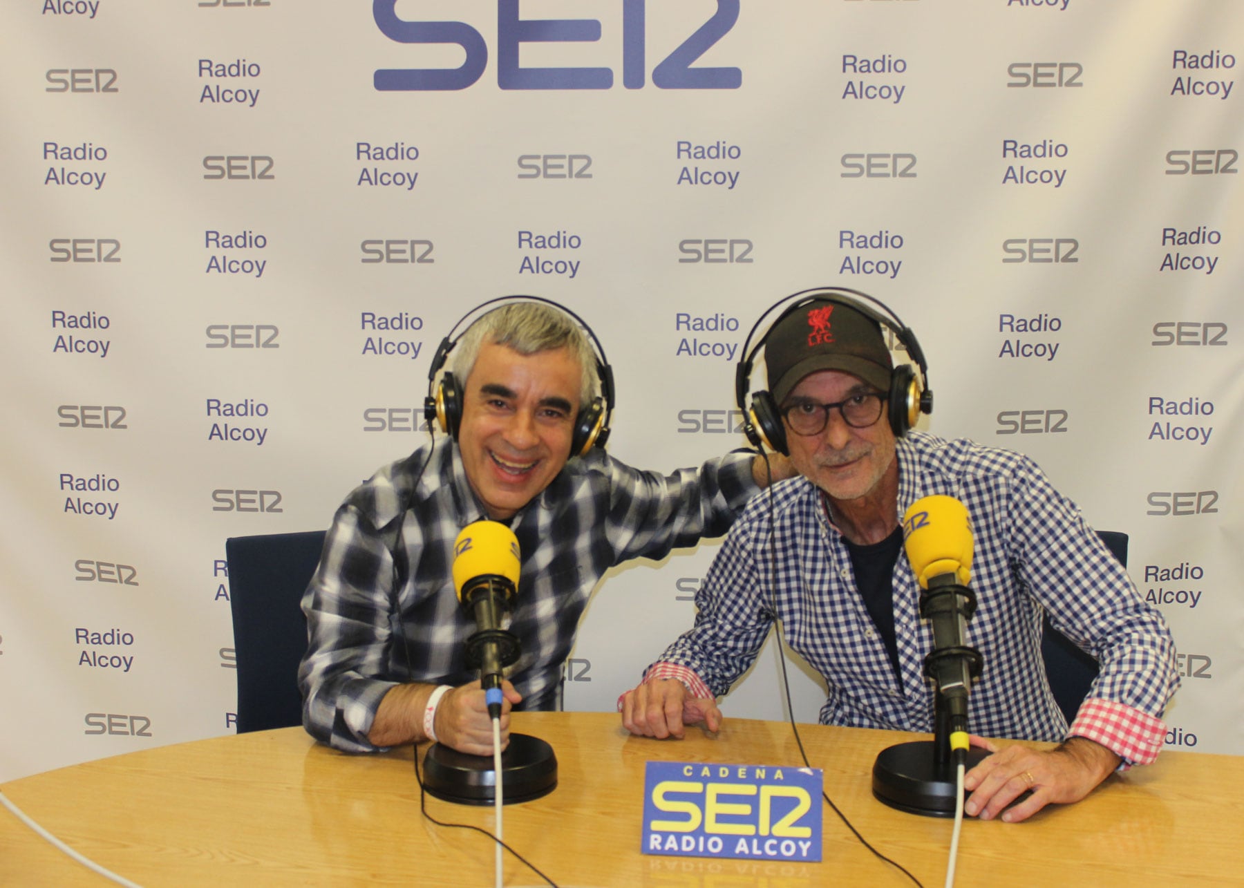 Paco Agulló i Lucio Abad en l&#039;estudi central de Radio Alcoy