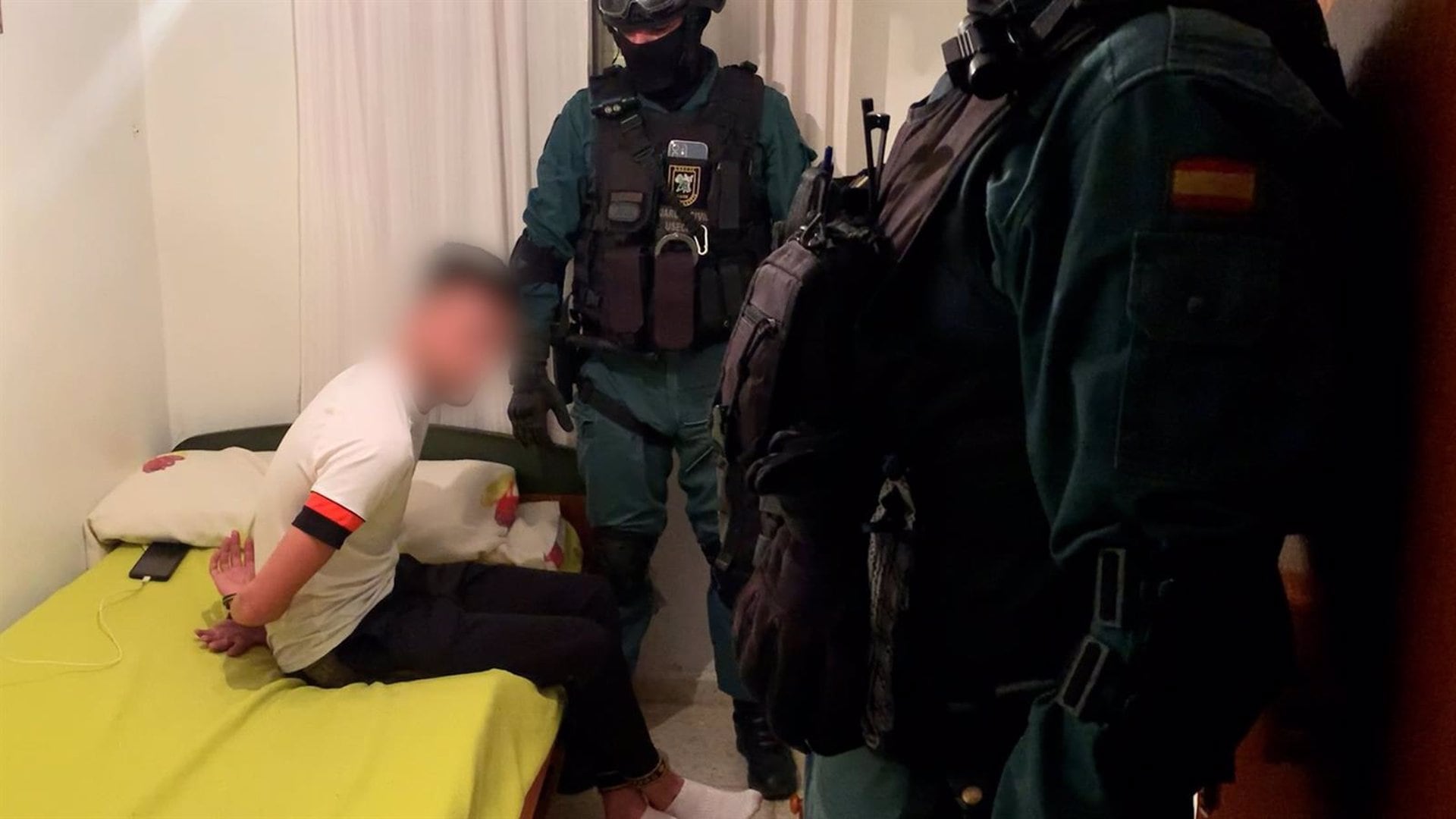 Agentes de la Guardia Civil con un detenido en la operación Jaco en Chipiona