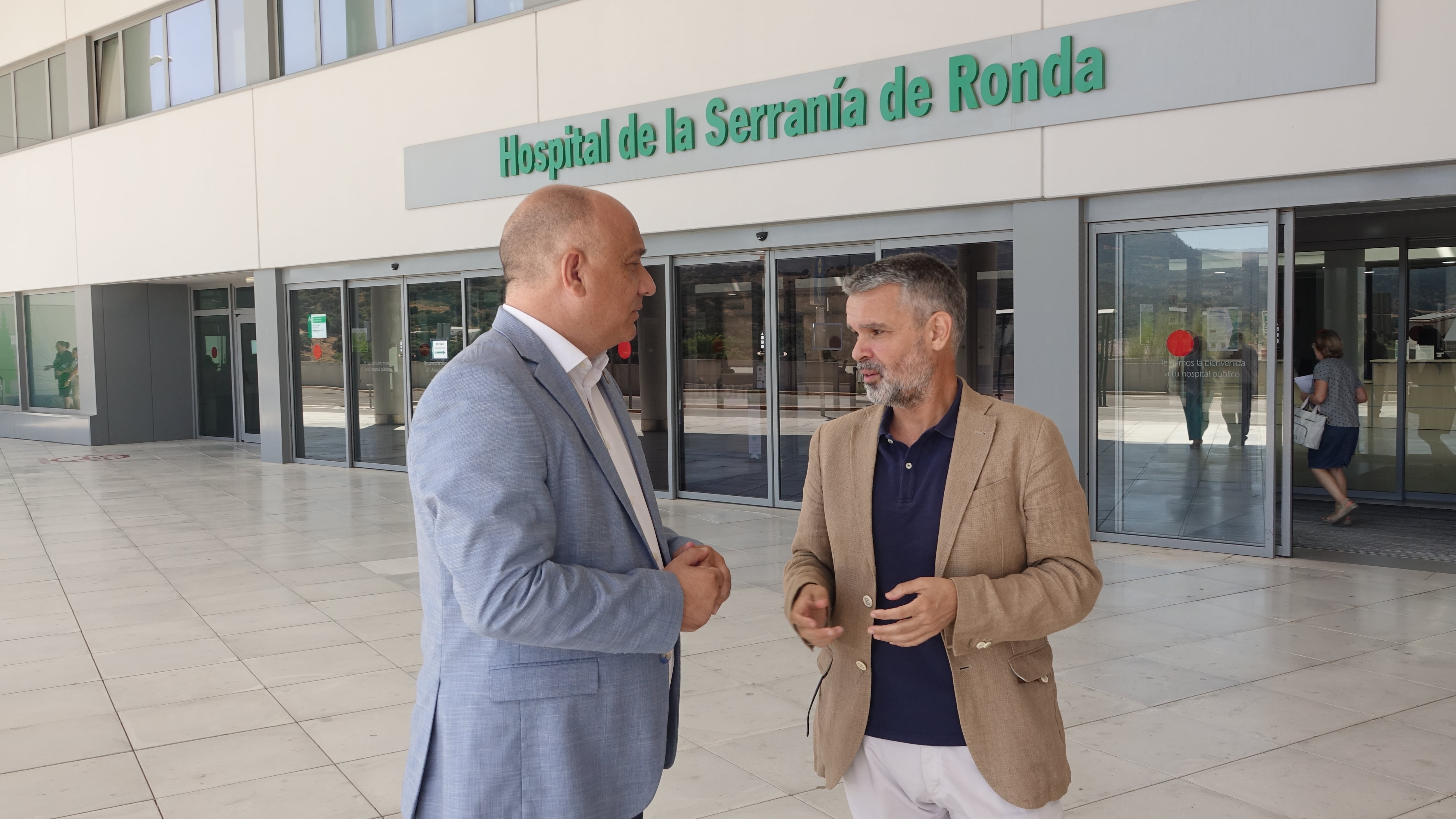 El viceportavoz del PSOE en la Diputación de Málaga, José Bernal, y el portavoz socialista en Ronda, Francisco Cañestro, en el Hospital de la Serranía