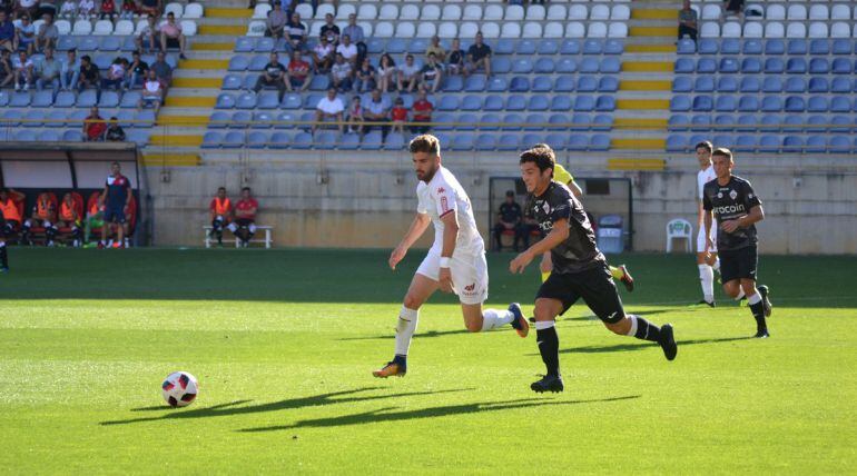 Iván González acude al cruce en un ataque del cuadro madrileño