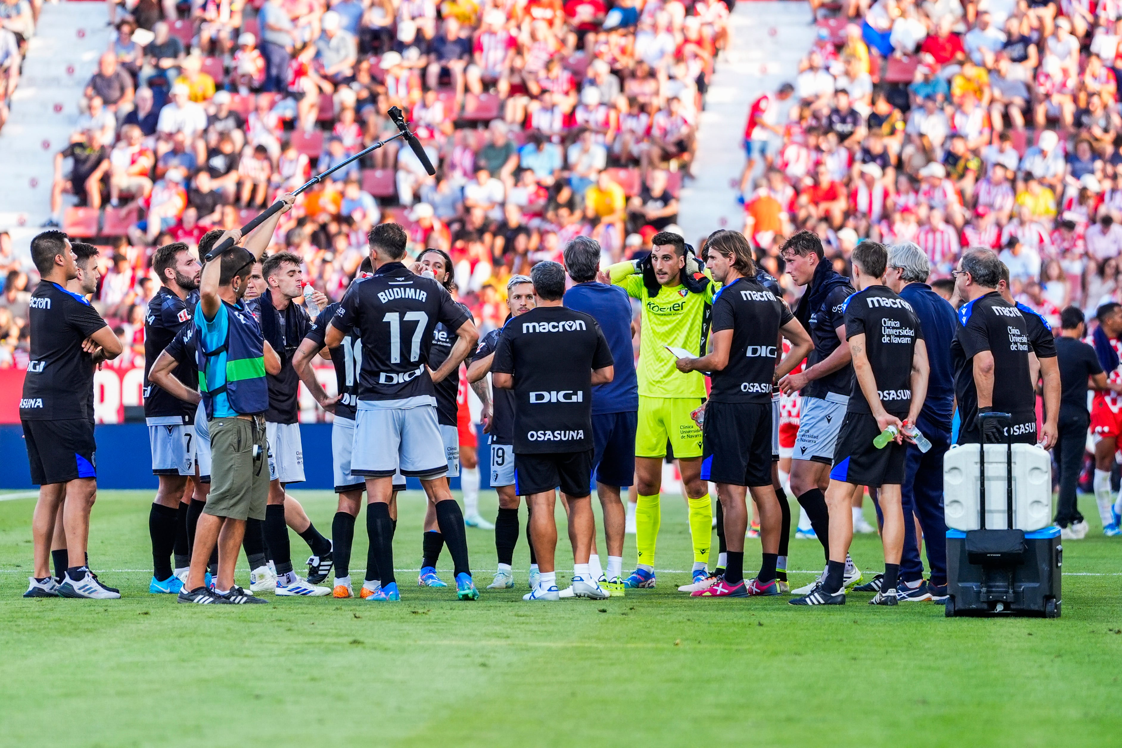 Los jugadores del Osasuna durante la parada para hidratación en Montilivi ante el Girona