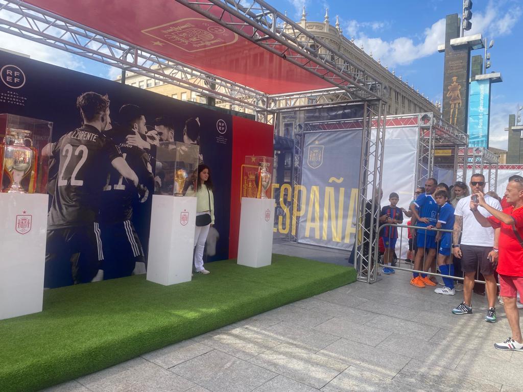 Una joven se fotografía con los trofeos de la selección española