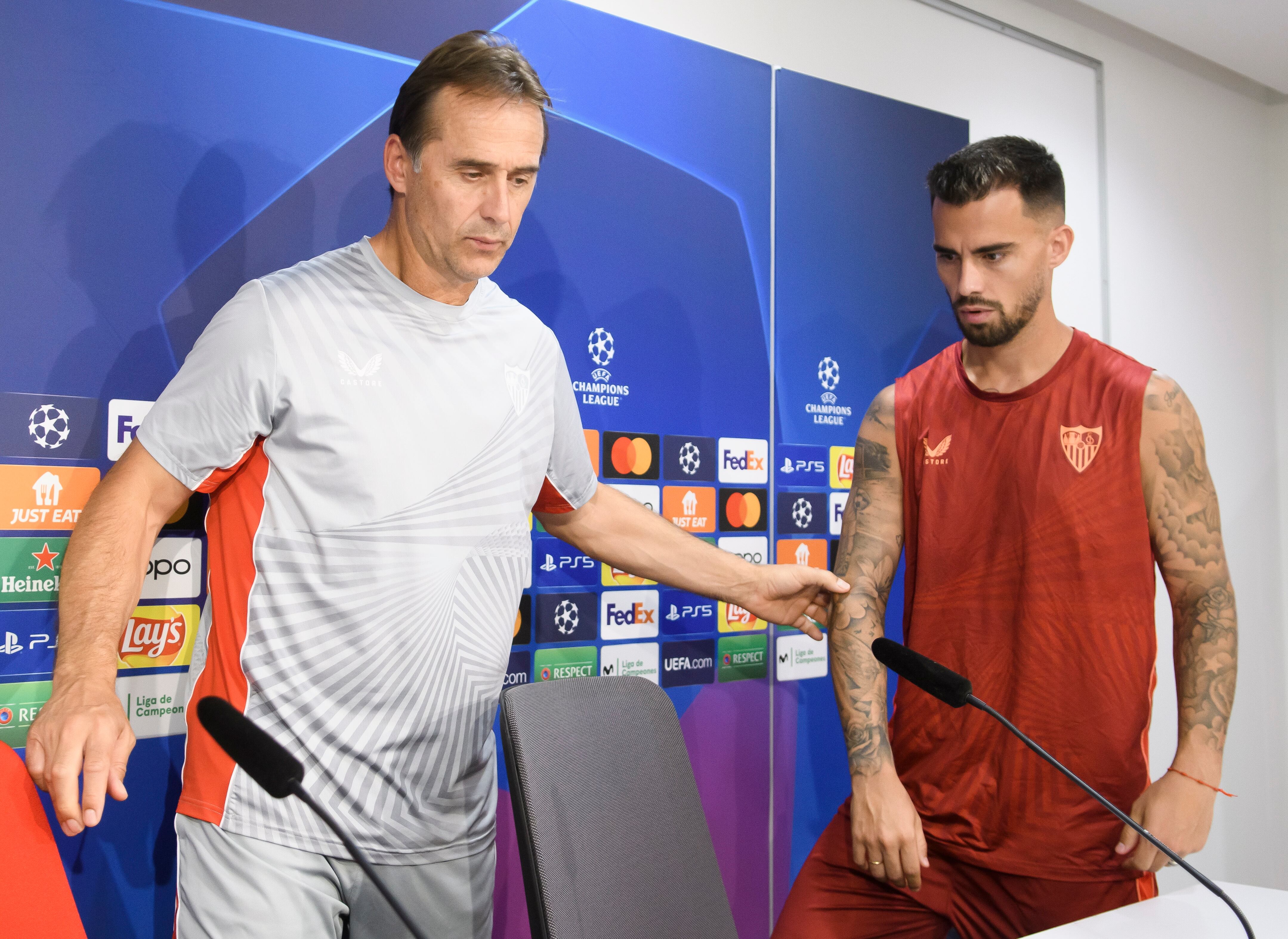 GRAFAND2791. SEVILLA, 05/09/2022.- El entrenador del Sevilla, Julen Lopetegui (i), y el delantero Jesús Joaquín Fernández "Suso", durante su comparecencia hoy lunes en la ciudad deportiva del club en la rueda de prensa previa al primer partido de la fase de grupos de la Liga de Campeones que mañana jugarán ante el Manchester City en el estadio Sánchez Pizjuán. EFE/ Raúl Caro