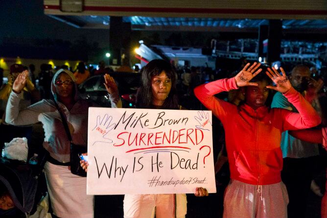 Imagen de las prostetas en las que los manifestantes levantan las manos para recordar al joven afroamericano Michael Brown