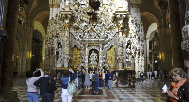 Turistas en el interior de la Catedral de Toledo