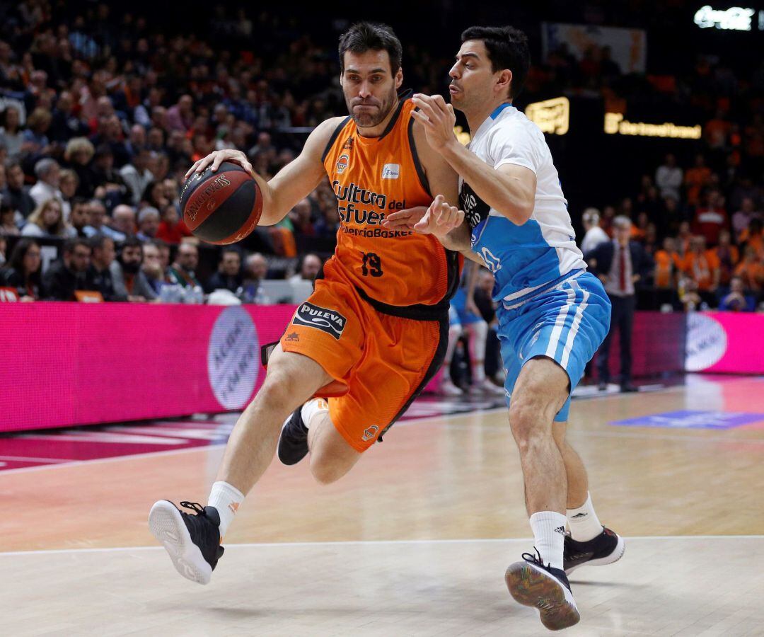 El escolta del Monbus Obradoiro David Navarro defiende al alero Fernando San Emeterio, del Valencia Basket