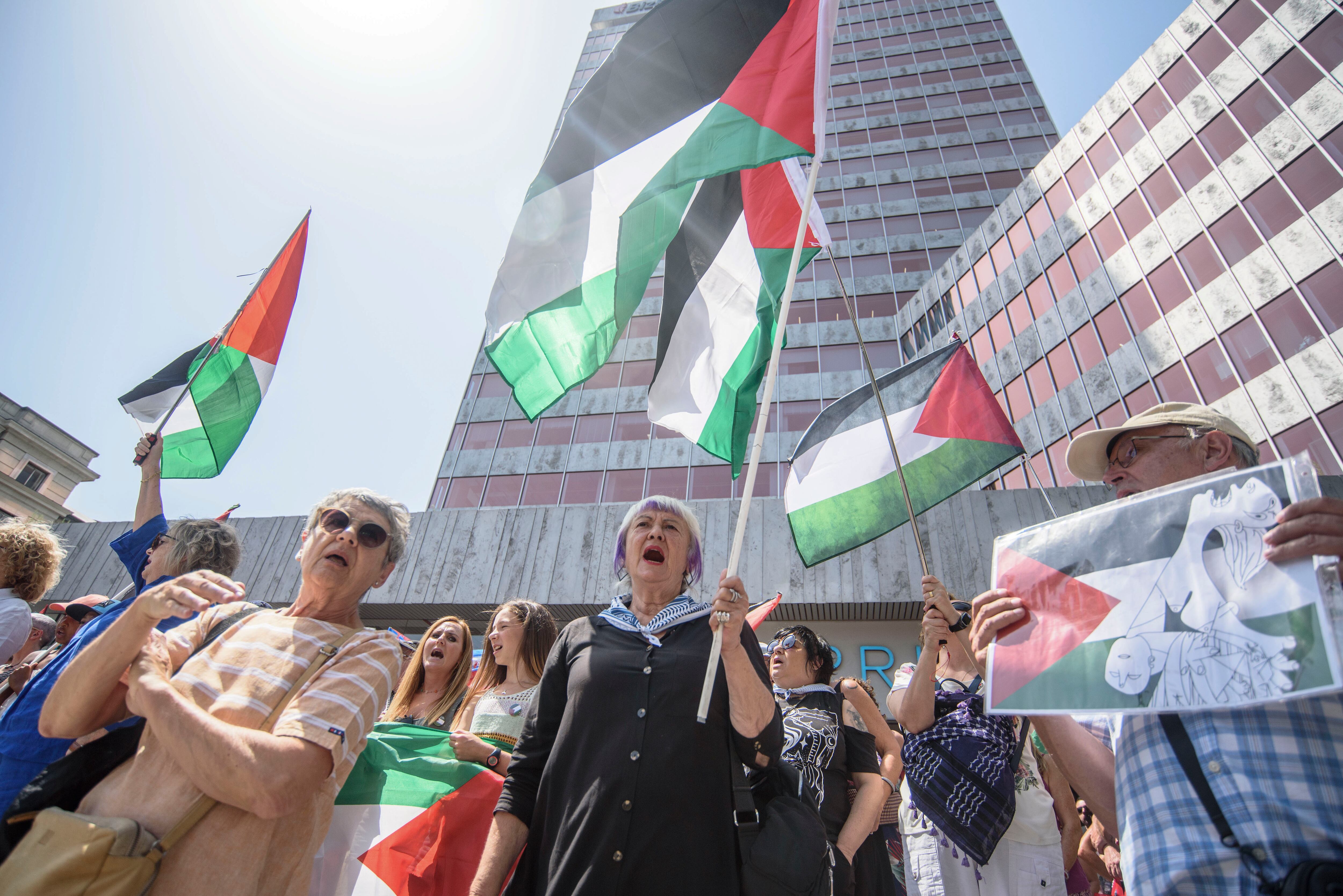 BILBAO, 09/08/2025.- Concentración este sábado en la plaza Circular de Bilbao convocada por 'Gernika-Palestina Herri Ekimena' para denunciar la situación que padece Palestina. EFE/Javier Zorrilla