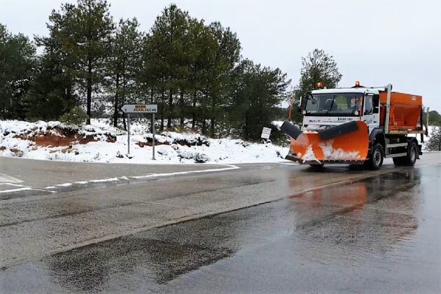 Quitanieves del C. Comarcal de Cifuentes en Peralveche