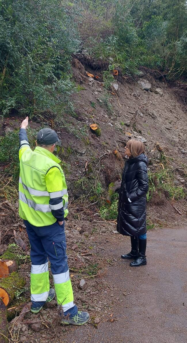 Este miércoles por la mañana acudían la alcaldesa de Sabiñánigo, la concejal de obras y el encargado de la brigada municipal para volver a evaluar in situ la situación