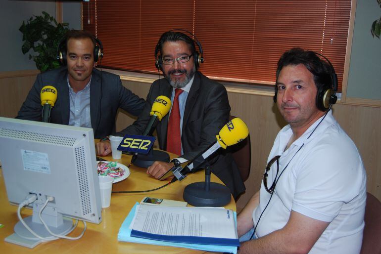 Borja Gutiérrez, Alcalde de Brunete en el centro. A su derecha Borja Esteve capitán del Rayo Brunete y Carlos Granadal adjunto de la Presidencia del UD Arroyomolinos. 