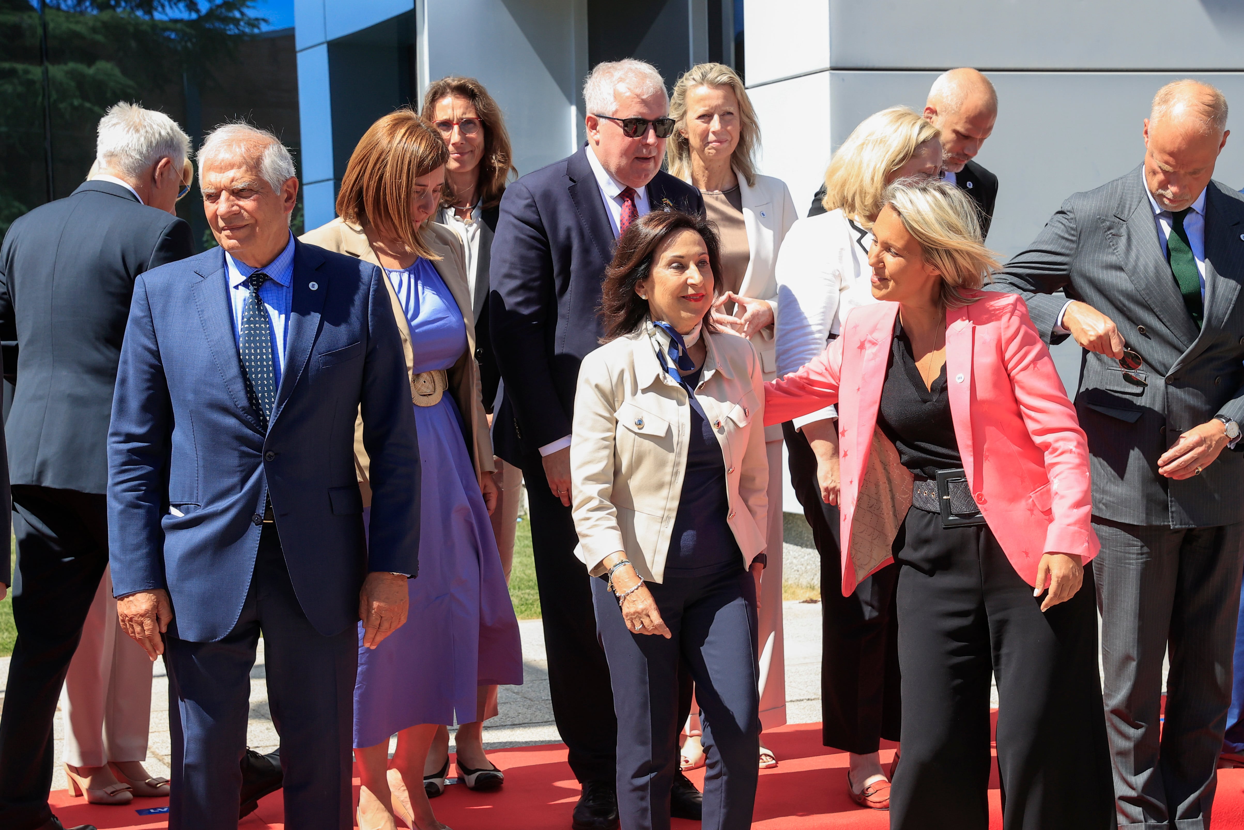 MADRID, 29/08/2023.- La ministra de Defensa en funciones, Margarita Robles (c), y el alto representante de la Unión Europea para la Política Exterior, Josep Borrell (i), asisten a la reunión de la Junta Directiva del Centro de Satélites de la Unión Europea a nivel ministerial celebrada este martes en la Base Aérea de Torrejón de Ardoz, en Madrid. EFE/ Zipi