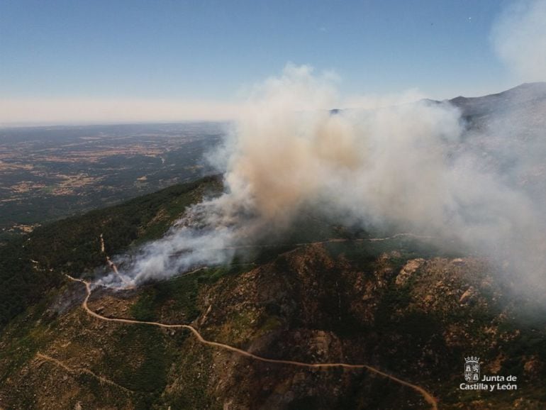 Vista aérea del incendio en Casavieja