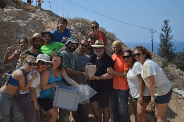 Participantes en las excavaciones de la Pobla Medieval de Ifach tras descubrir el capitel que será exhibido en el MARQ