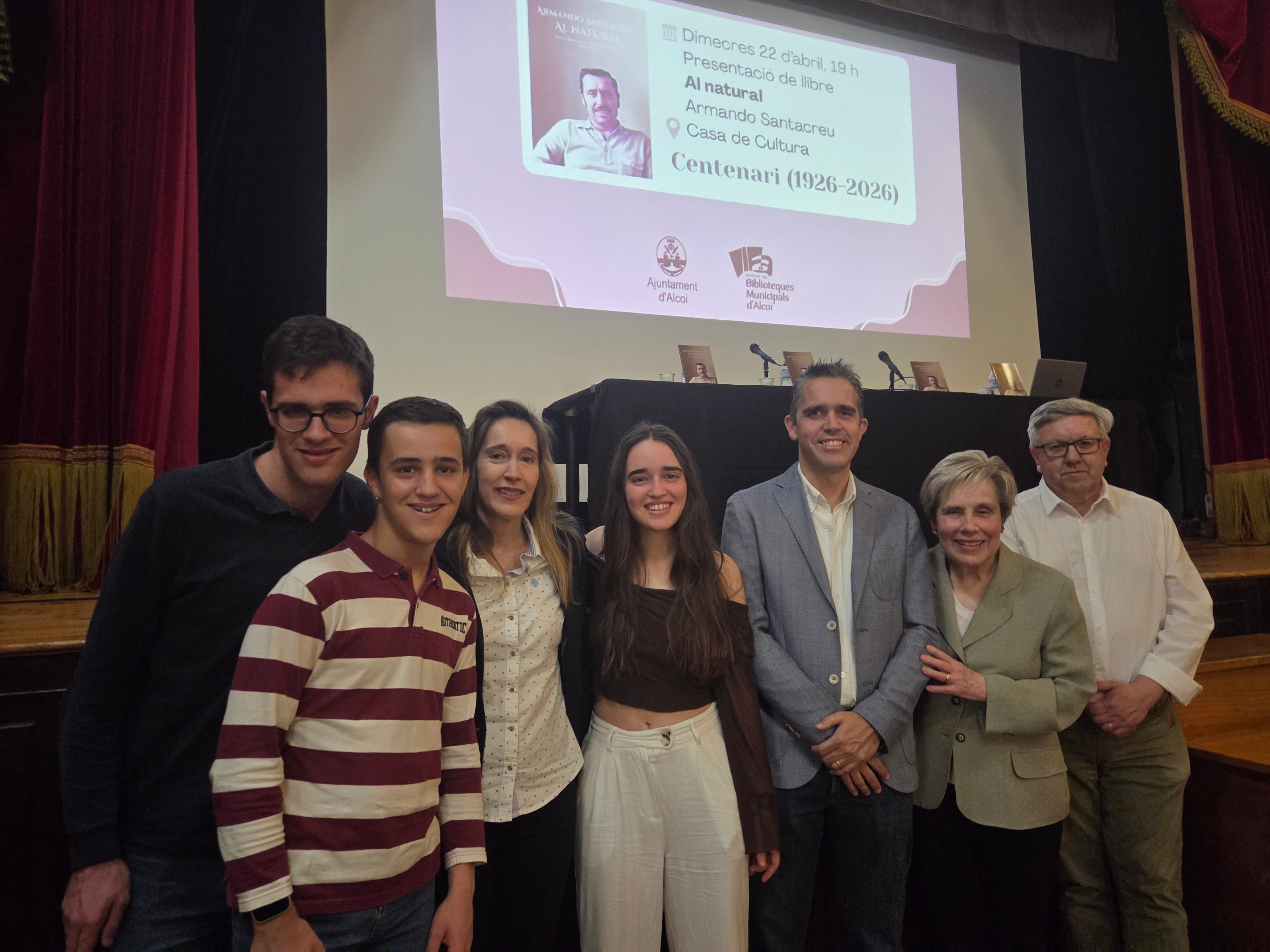 La filla, nets i besnets d'Armando Santacreu, junt a Josep Lluís Santonja, abans de la presentació del llibre