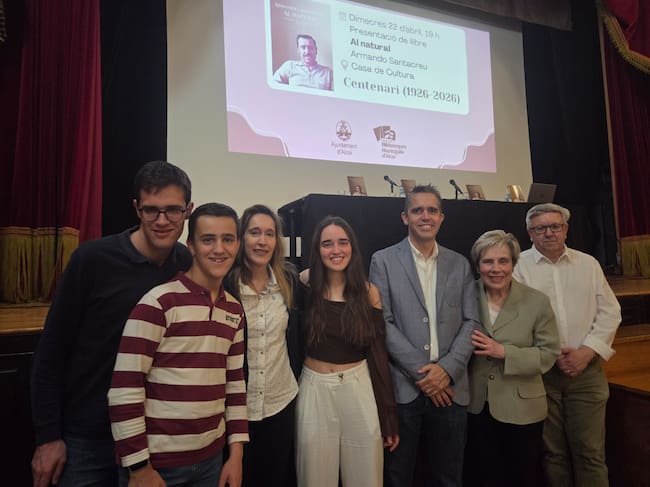 La filla, nets i besnets d'Armando Santacreu, junt a Josep Lluís Santonja, abans de la presentació del llibre