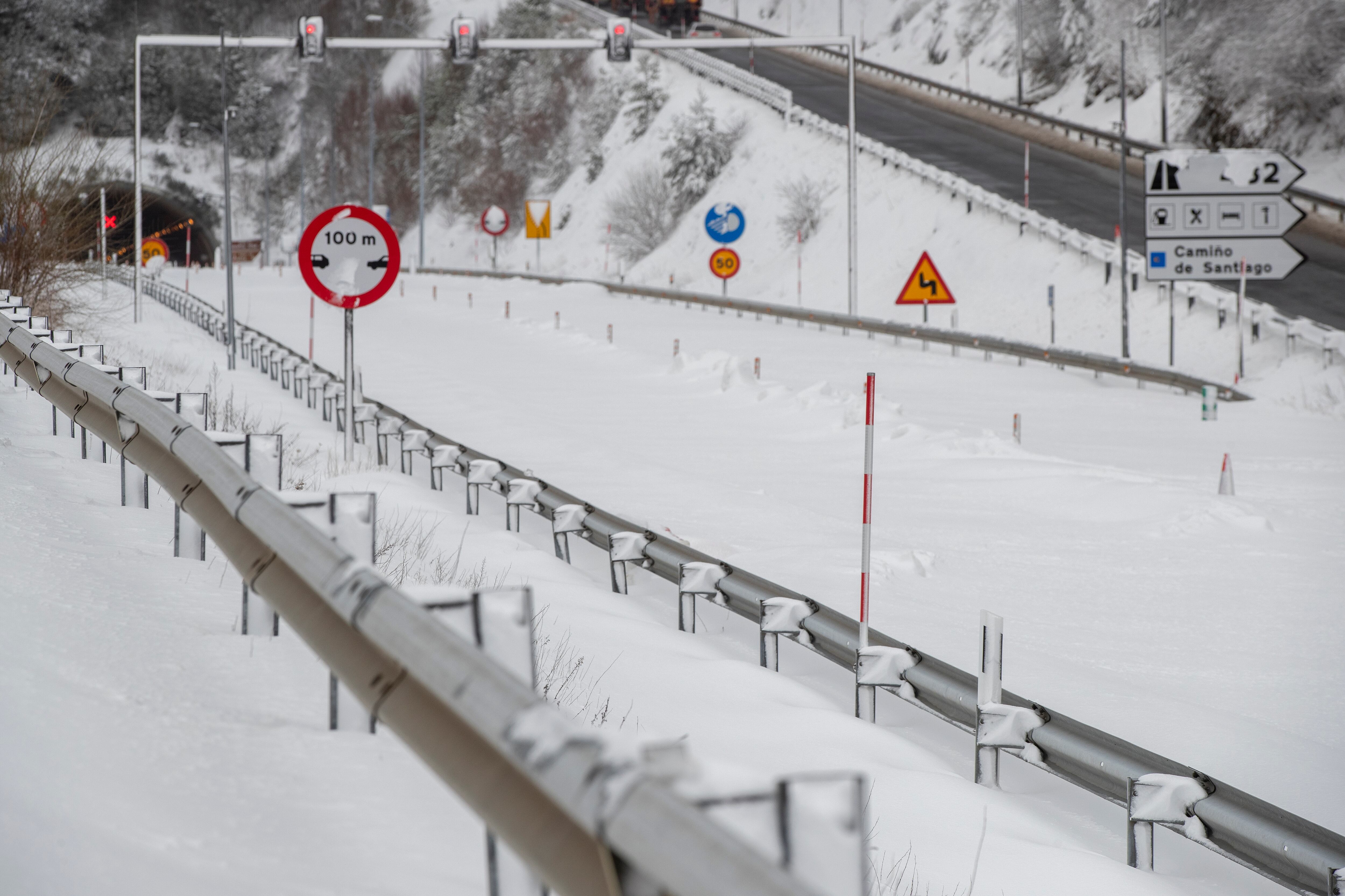 La nieve que cubre la totalidad de la calzada de la A-6, este miércoles, a su paso por Pedrafita do Cebreiro, Lugo.