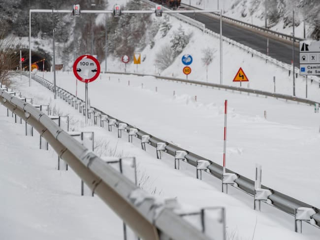 La nieve que cubre la totalidad de la calzada de la A-6, este miércoles, a su paso por Pedrafita do Cebreiro, Lugo.