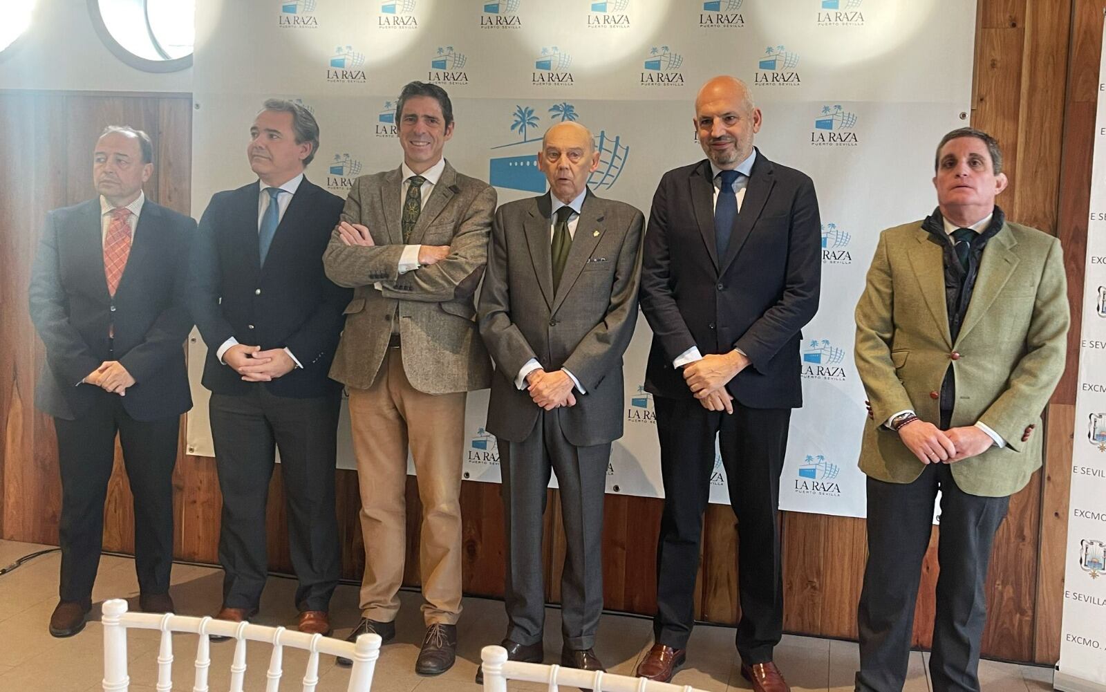 De izquierda a derecha, Manuel Sainz, director de la Cabalgata; Javier Hernández, director de Fiestas Mayores; José Ignacio de Rojas, director del Grupo La Raza; Emilio Boja, presidente del Ateneo; Manuel Alés, delegado municipal de Fiestas Mayores; y Pedro Lissen, volcal de Seguridad en el Ateneo