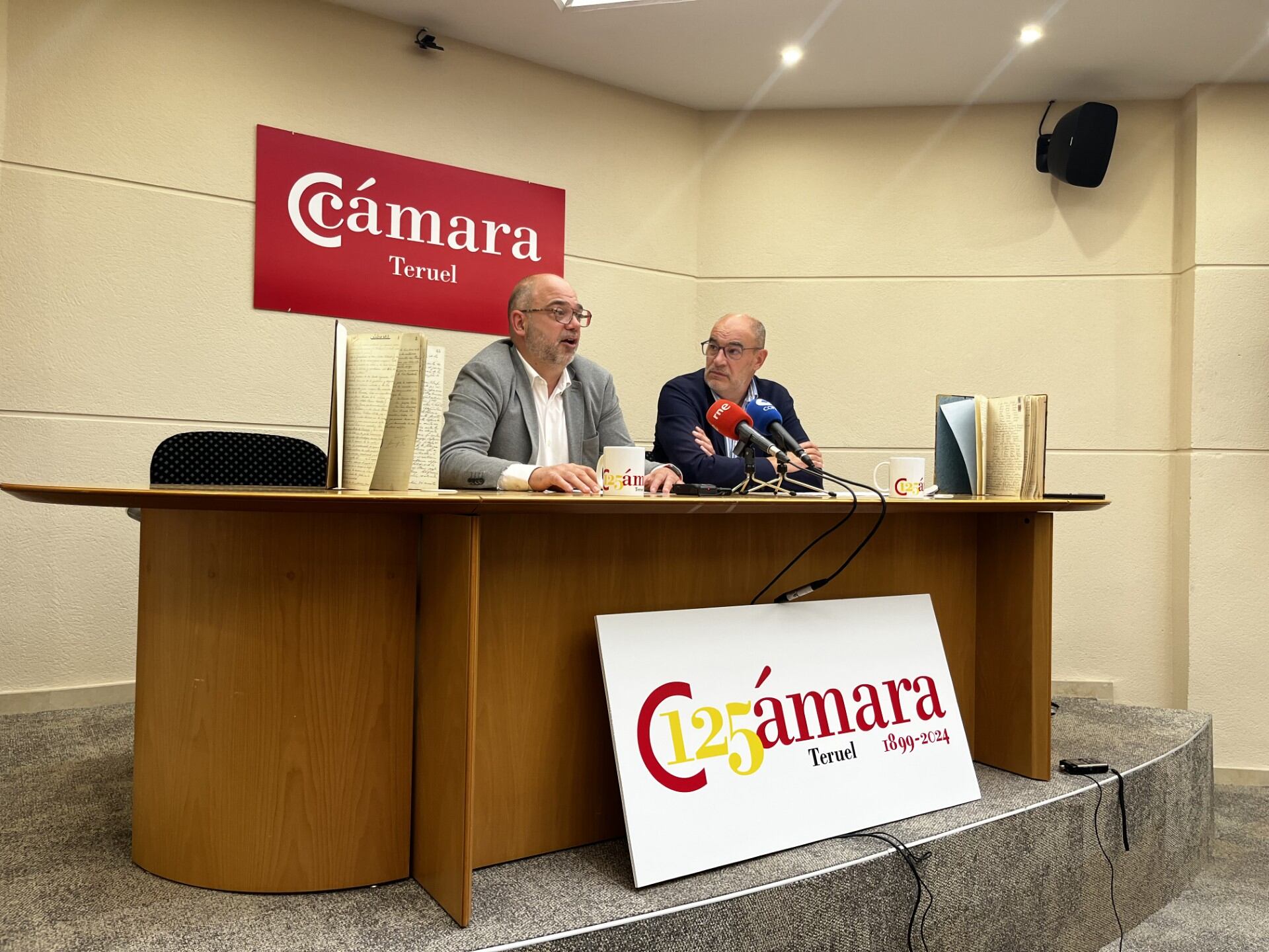 Antonio Santa Isabel, presidente de la Cámara de Comercio y Santiago Ligros, secretario general de la Cámara de Teruel.