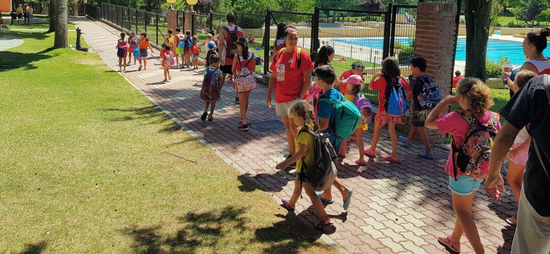 Niños y niñas disfrutan del verano