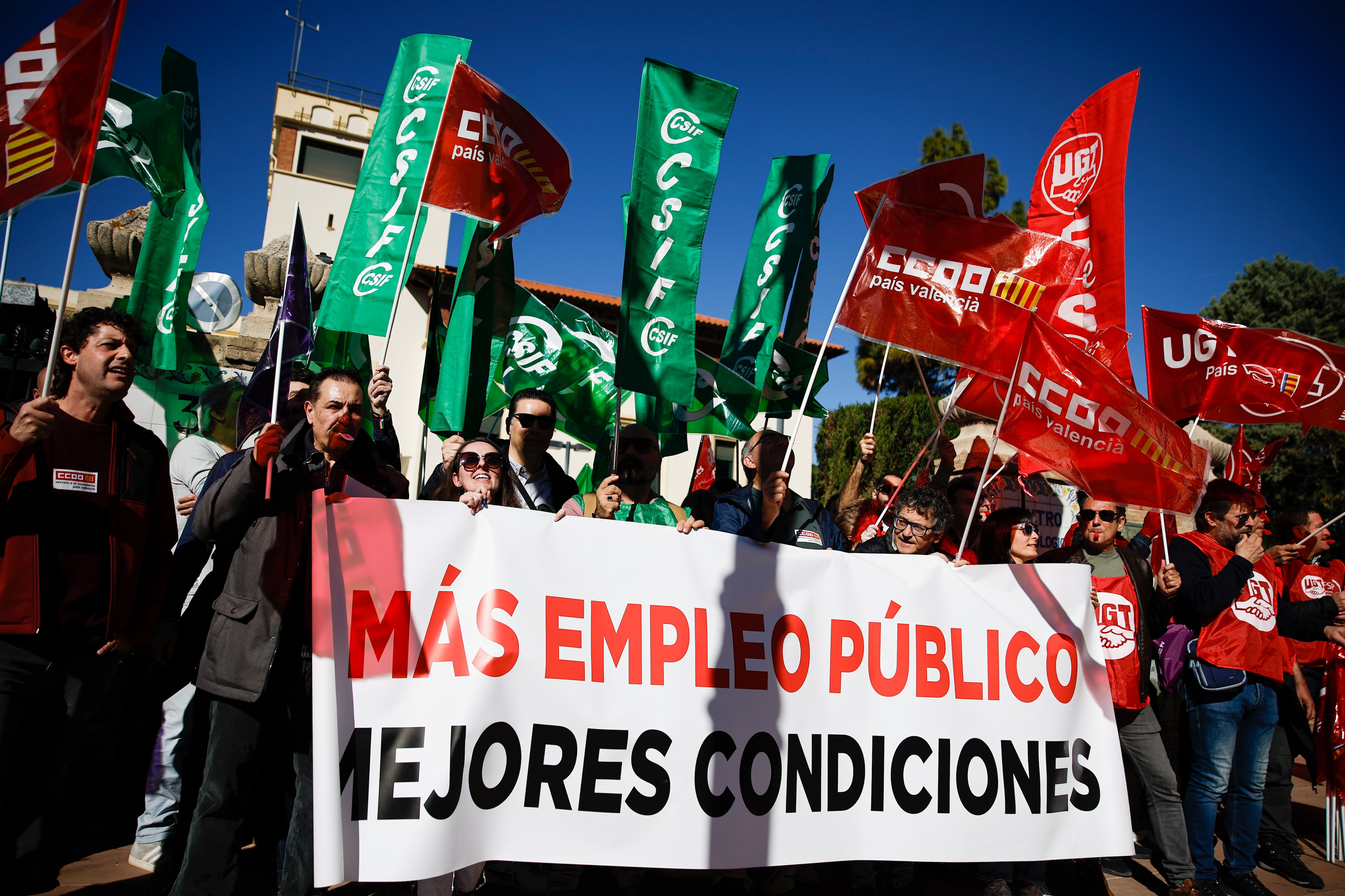 Los sindicatos CSIF, UGT y CCOO organizan una concentración de trabajadores de la Agencia Estatal de Meteorología ante la sede valenciana de Aemet para exigir mejores condiciones laborales en este organismo estatal