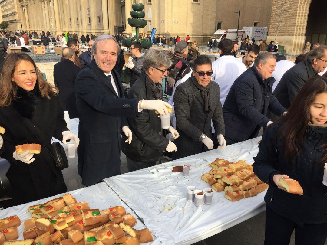Reparto del roscón de San Valero en la Plaza del Pilar 