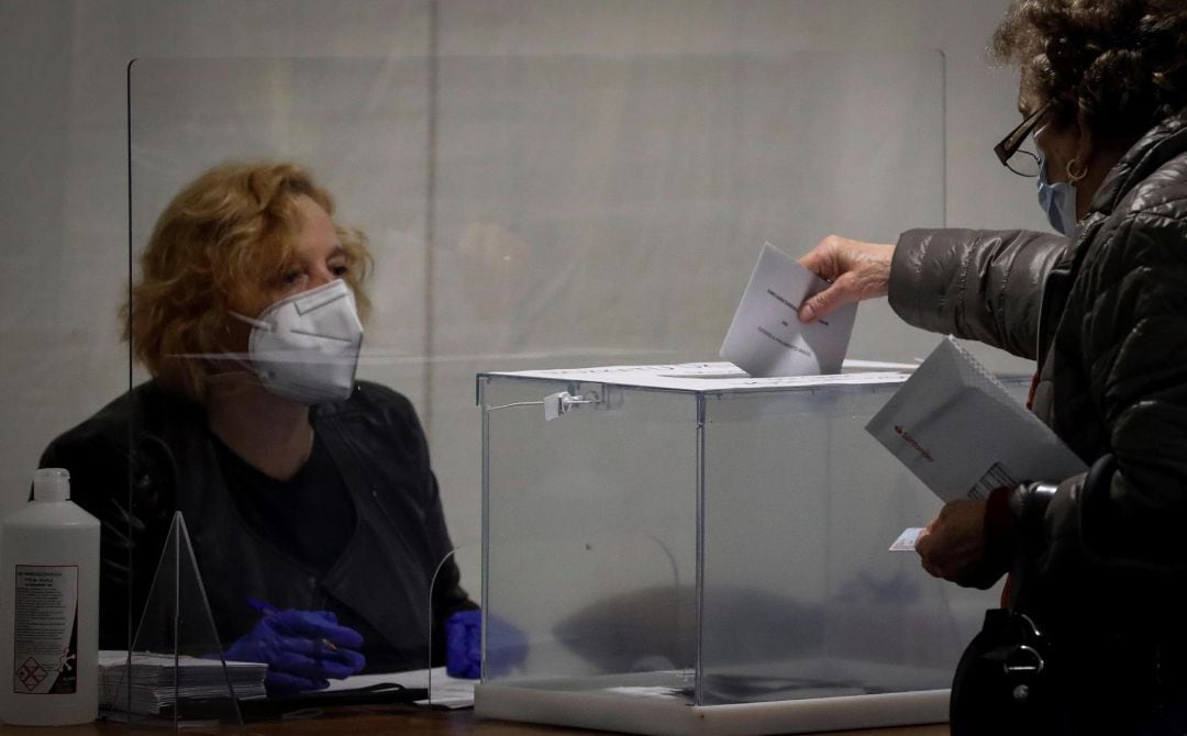 Mascarillas, geles, restricciones de aforo y demás medidas de prevención ante el covid-19 marcan una jornada electoral atípica en Euskadi, que acude este domingo a las urnas con un repunte de contagios en la última semana relacionado principalmente con el brote de la localidad guipuzcoana de Oridizia, en la que se extreman las medidas de seguridad para votar. 