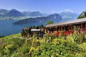 Tren cremallera en los Alpes suizos