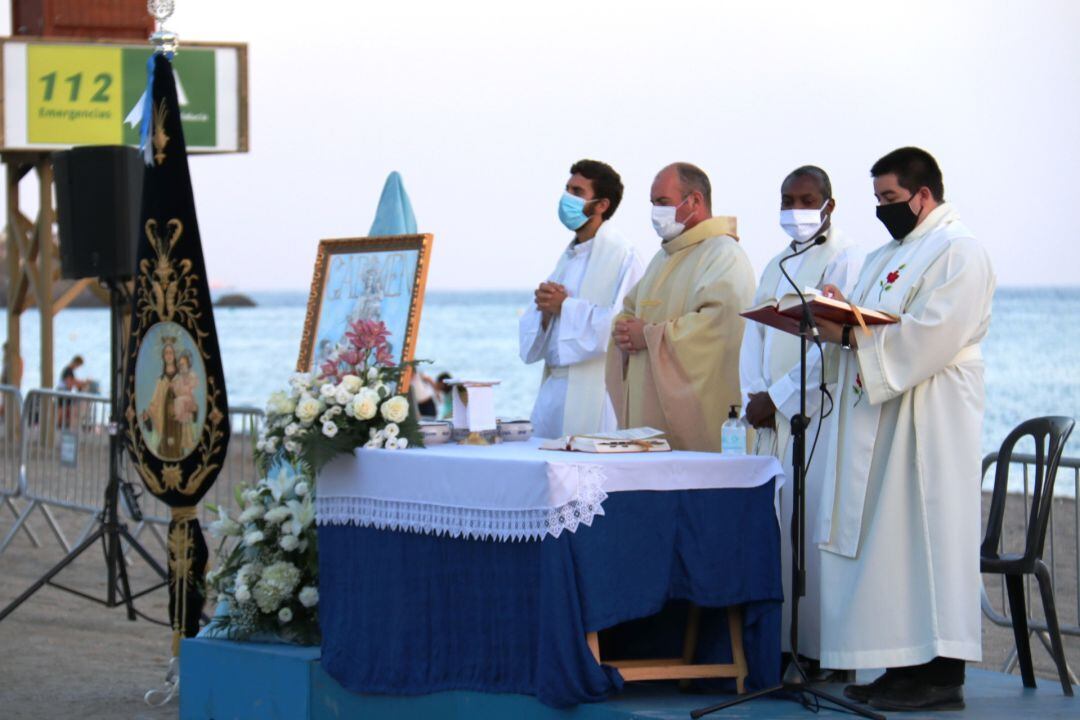 El cura párroco, Vicente Guerrero y otros sacerdotes de la Parroquia sexitana celebran la eucaristía en la playa de San Cristobal con motivo de la festividad de la Virgen del Carmen