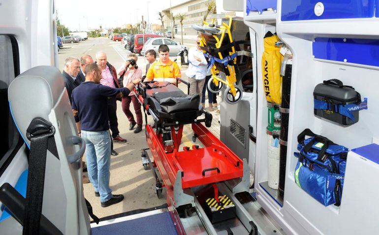 Los vehículos llevan adelantos como camillas hidráulicas  que aumentan notablemente el peso por lo que se necesita el carnet de conducir C1.