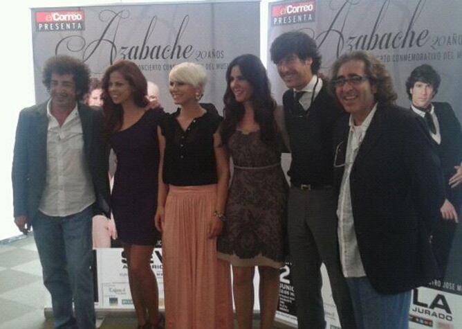 De izquierda a derecha, el promotor, Rafael Casillas, Pastora Soler, Pasión Vega, Diana Navarro, Manuel Lombro y el director artístico, José Miguel Évora.