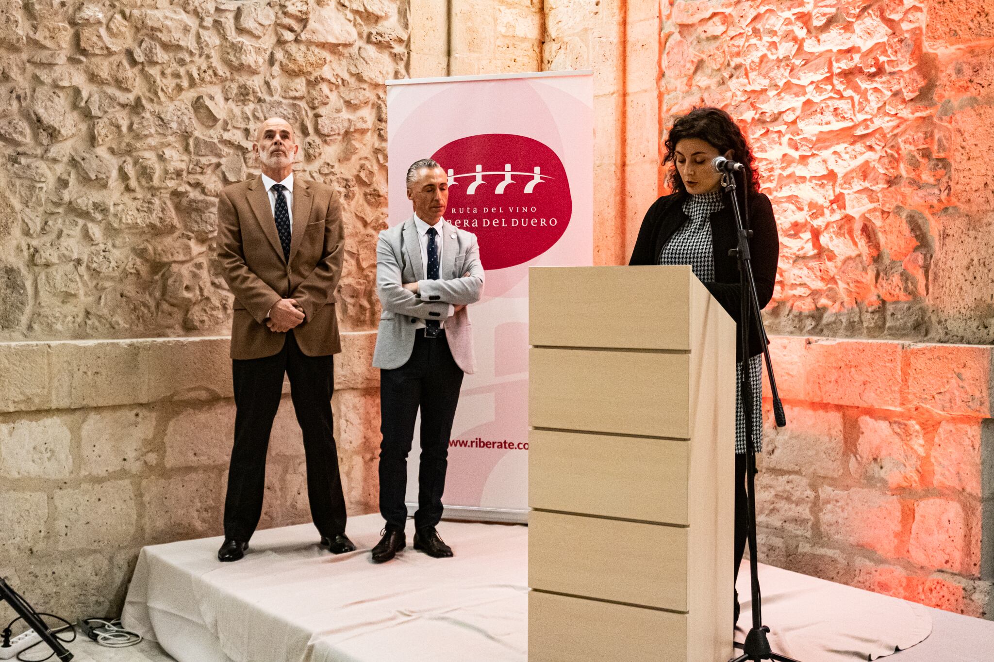 Sara García, gerente de la Ruta del Vino Ribera del Duero en la concesión del galardón Rutero de honor a Joaquín Gomá en presencia de Miguel Ángel Gayubo, presidente del Consorcio turístico