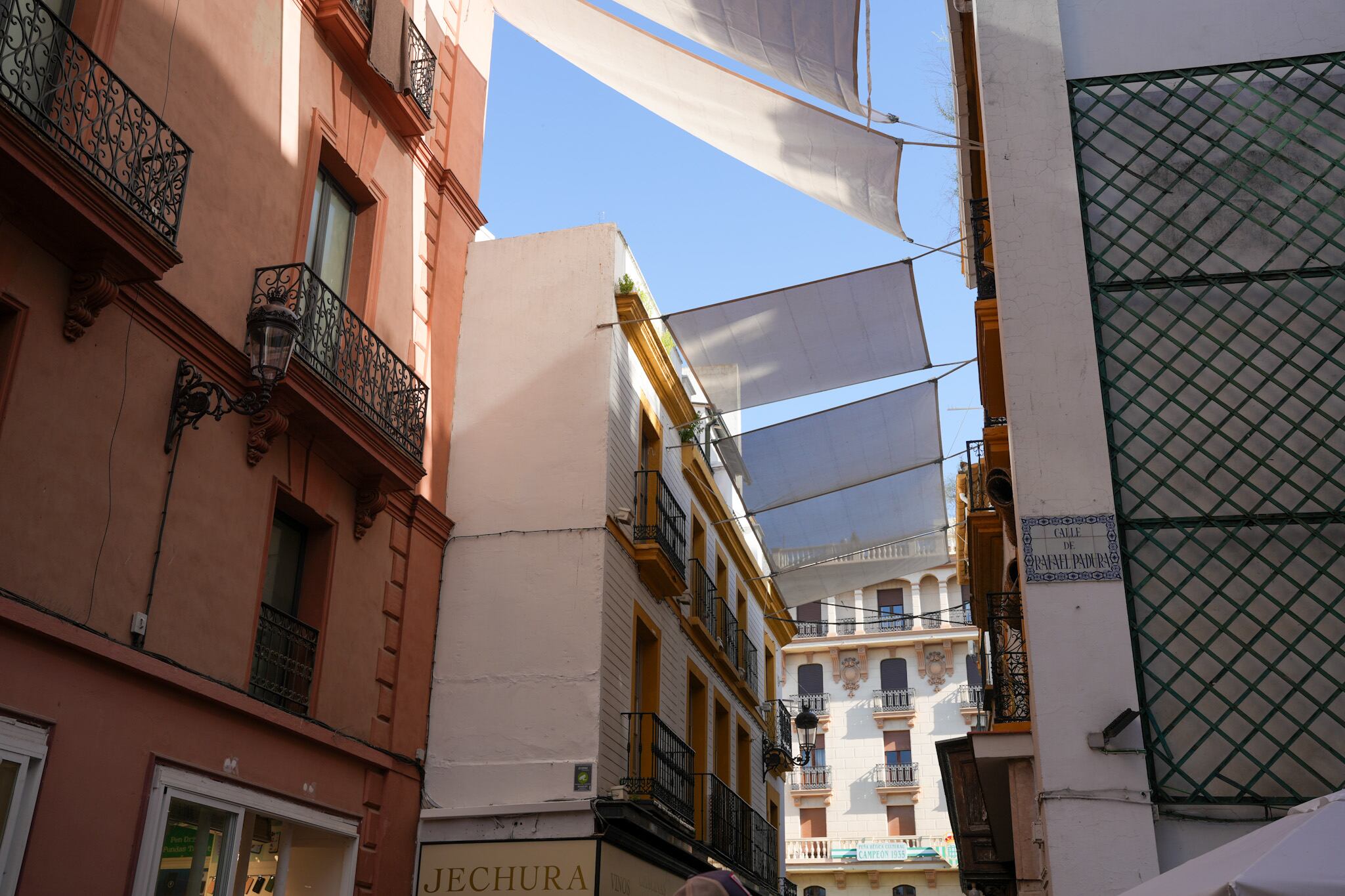 Toldos en una céntrica calle de Sevilla