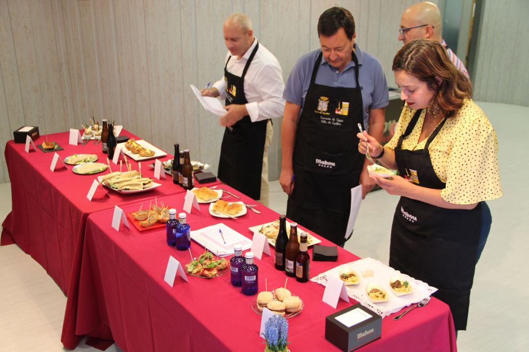 Los miembros del jurado degustan las tapas del XX concurso de tapas Fiestas de San Miguel