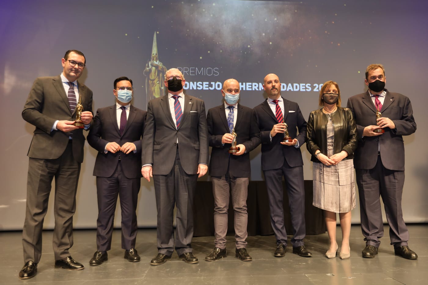 Foto de familia de los galardonados en los Premios Periodísticos y de Investigación del Consejo de Cofradías