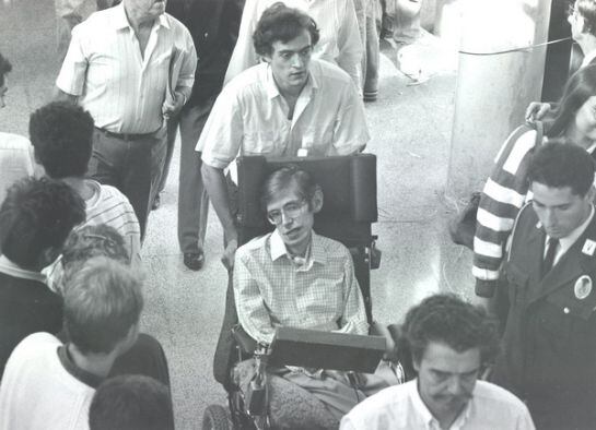 Un altre moment del passeig de Stephen Hawking i Lluís Permanyer per la Barcelona de 1988