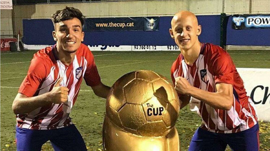 El isleño Óscar Castro, junto al atlético Mollejo en la celebración de un título como juveniles.