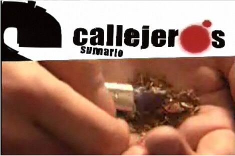 En España, cientos de camellos venden droga al por menor. Unos trabajan sólo por encargo, les llaman por teléfono y acuden; otros esperan en auténticos guetos a que lleguen los clientes buscando droga para consumir. Todos viven de un negocio que permanece abierto las 24 horas aunque la policía patrulle continuamente las calles. El reportero David Moreno recorre  pueblos y ciudades y comprueba dónde hay  <i>trapicheo</i>.