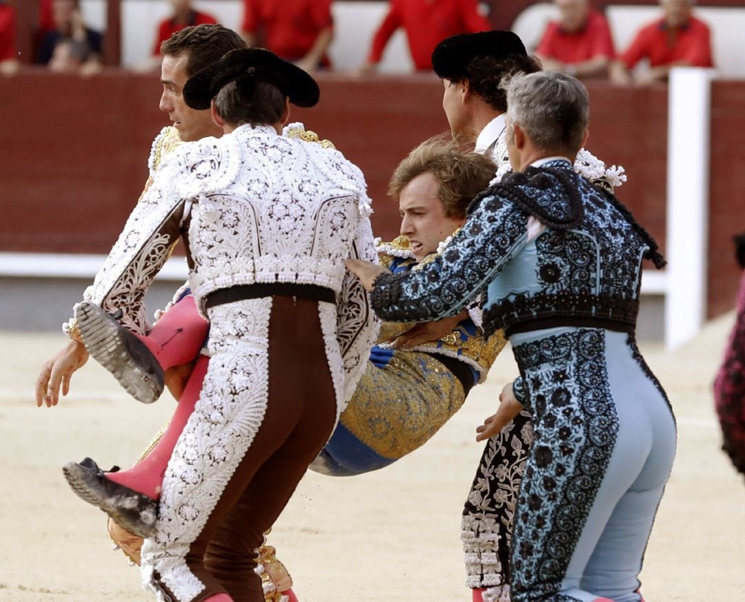 El diestro Román Collado tras ser cogido por el primero de su lote durante su faena con la muleta en la corrida celebrada en la plaza de toros de Las Ventas