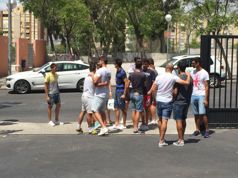 Los jugadores del Hércules se despiden tras el final de la temporada, en la puerta del Rico Pérez