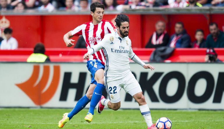 Mikel Vesga presiona a Isco durante un lance del encuentro