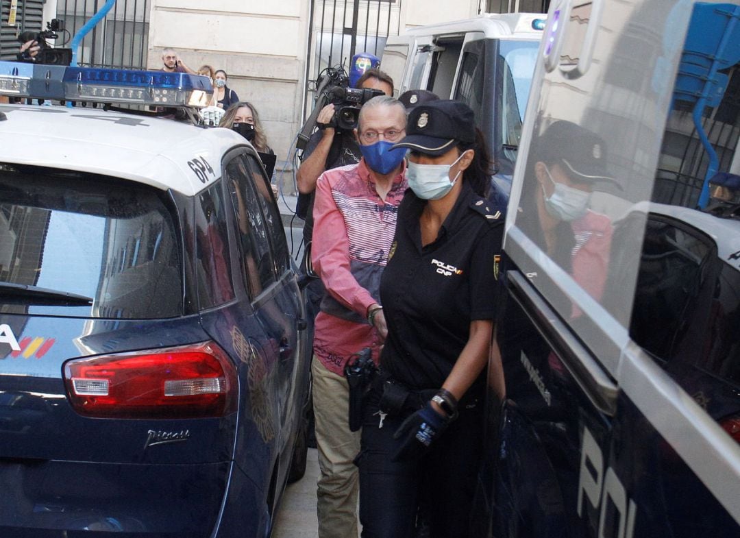 La Policia Nacional custodia a Francisco Pérez, presunto cómplice de Concepción Martín, Conchi, conocida como la viuda negra de Alicante, a su llegada a la Audiencia Provincial de Alicante
