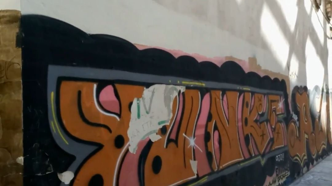 La fachada del Palacio de Pineda, en València, sufre pintadas y grafitis que ocupan gran parte de su fachada