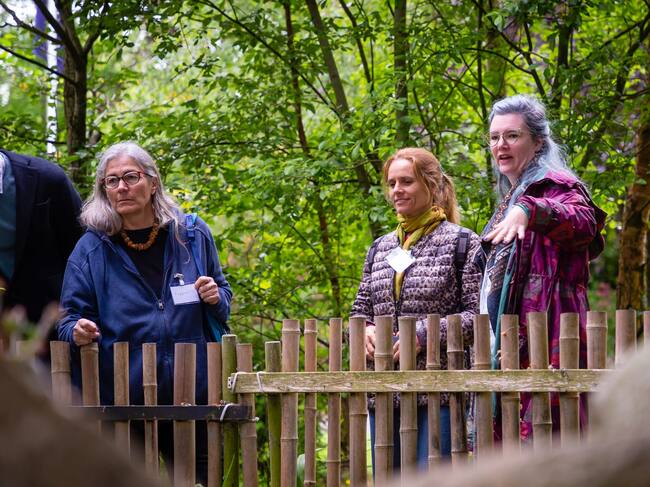 Estefanía Pérez Solís, en el centro, junto a otras dos participantes en las Jornadas Internacionales de Huertos Urbanos