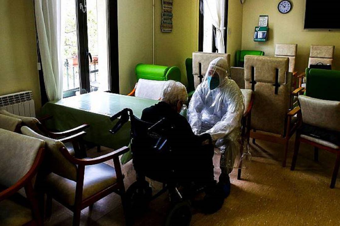 Sanitario con anciana en una residencia