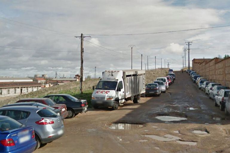 El camino situado detrás del Convento de las Claras, uno de los lugares en elegidos para la ubiciación del mercadillo de los martes