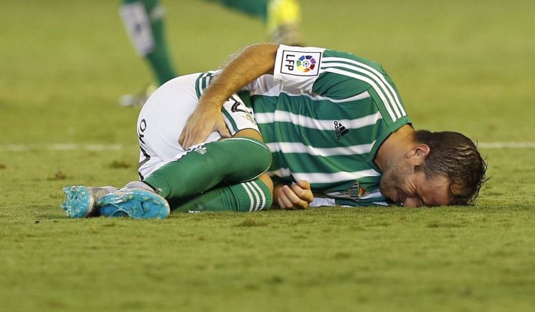 GRA521. SEVILLA, 24/09/2015.- El jugador del Real Betis Rafael Van der Vaart, lesionado sobre el césped tras chocar fortuitamente con su compañero Rubén Castro, provocando su lesión y salida del campo, durante el partido de Liga en Primera División que disputan esta noche ante el Deportivo de La Coruña en el estadio Benito Villamarín, en Sevilla. EFE/Julio Muñoz