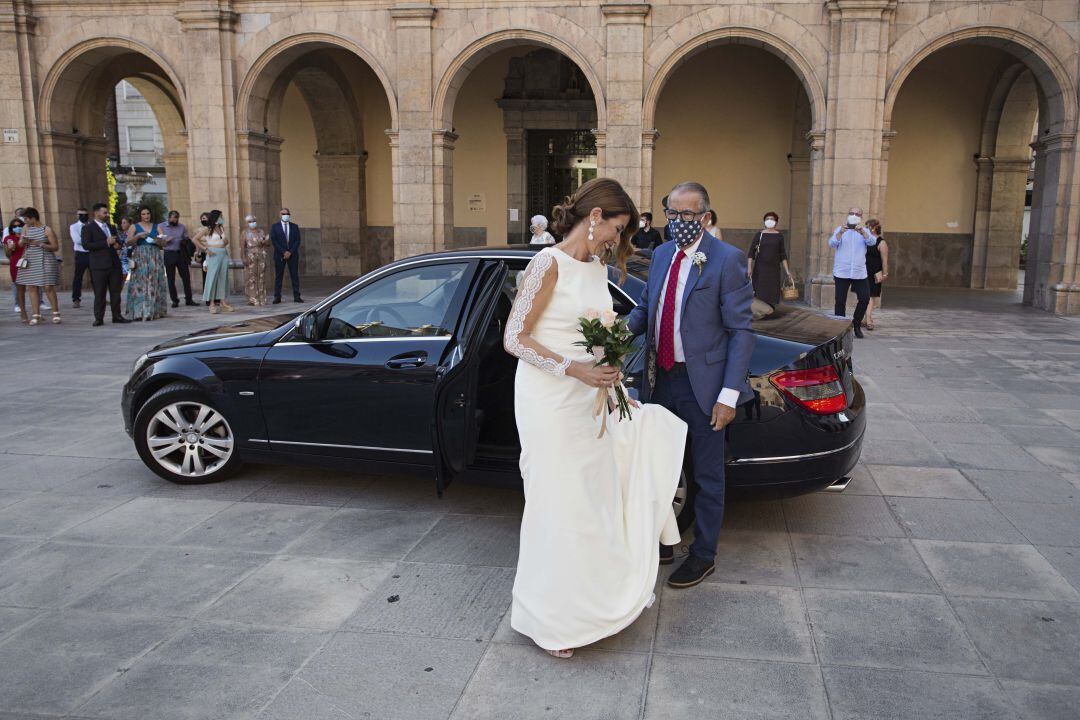 Llegada de la novia al Ayuntamiento de Castelló de la Plana antes de su boda, en el mes de julio, con las medidas de seguridad para evitar contagios de coronavirus.