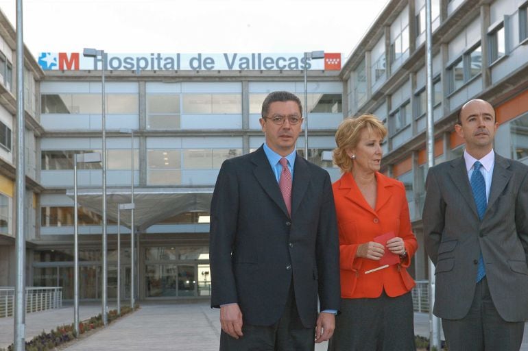 Alberto Ruiz Gallardón y Esperanza Aguirre frente al hospital de Vallecas